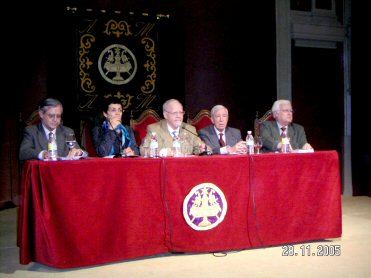Plano general de la mesa de presentaci�n de El largo combate de un viejo laicista