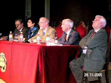 Plano lateral de la mesa de presentaci�n de El largo combate de un viejo laicista