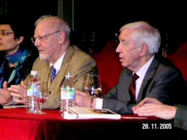 Plano medio de la mesa de presentaci�n de El largo combate de un viejo laicista