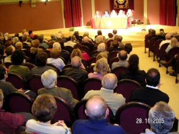 Plano general de la sala del Ateneo durante la presentaci�n de El largo combate de un viejo laicista