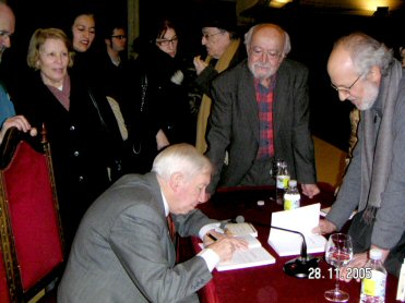 Juan Pablo firmando El largo combate de un viejo laicista
