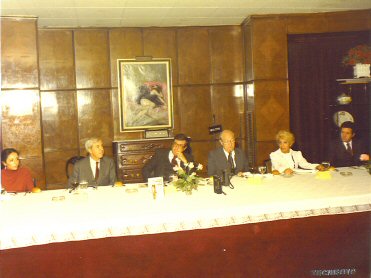 Juan Pablo Ortega junto con Enrique Tierno Galv�n en un acto.