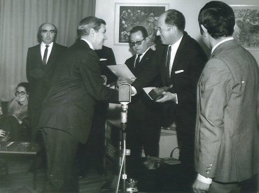 Juan Pablo Ortega recibiendo el Premio Doncel de 1969