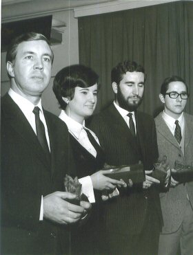 Juan Pablo Ortega con el Premio Doncel de 1969, en sus manos y junto a los otros premiados.